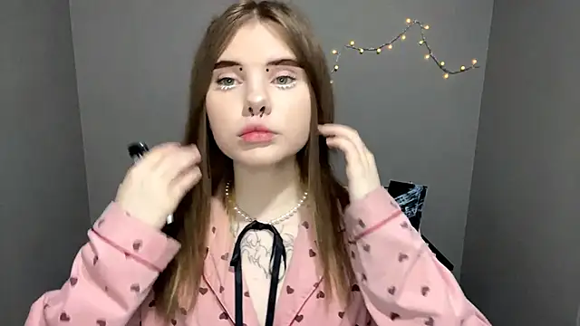 CarolinePepper online show from March 22, 2025, 5:09 pm