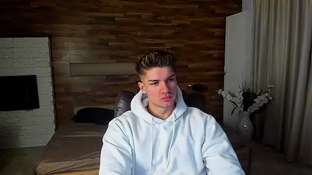 MaxKaiden online show from March 19, 2026, 5:18 am