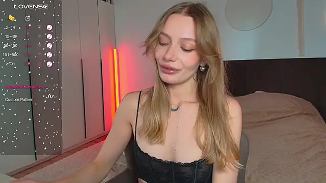 LunaticaBae online show from October 14, 2025, 6:25 am