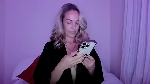 Snapshot of Edenfox- chatting on October 10, 2025, 9:15 pm Edenfox- online show from October 10, 2025, 9:15 pm