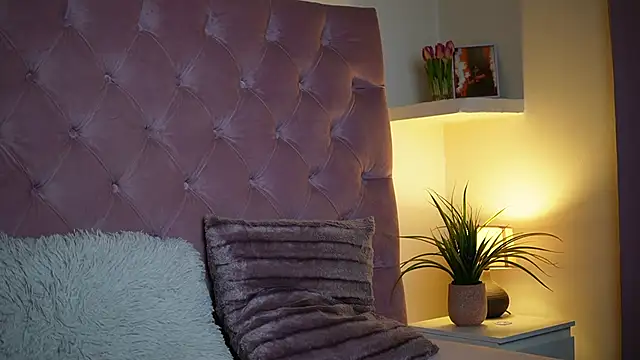 Snapshot of MaiaMini chatting on October 14, 2025, 9:25 pm MaiaMini online show from October 14, 2025, 9:25 pm