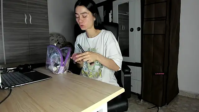 Snapshot of MollyCraft chatting on October 29, 2025, 11:31 am MollyCraft online show from October 29, 2025, 11:31 am