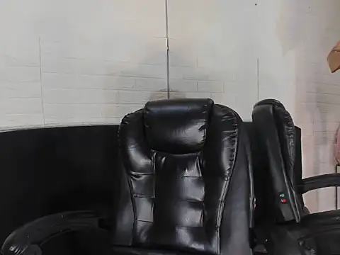 Snapshot of Danny_Luxx chatting on May 21, 2026, 5:05 am Danny Luxx online show from May 21, 2026, 5:05 am