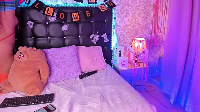 Snapshot of Luna_Sommer chatting on October 10, 2025, 7:36 pm Luna Sommer online show from October 10, 2025, 7:36 pm