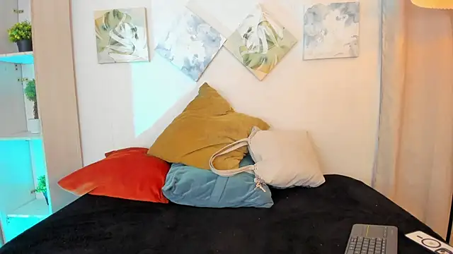 iiangel  online show from November 6, 2025, 2:59 am