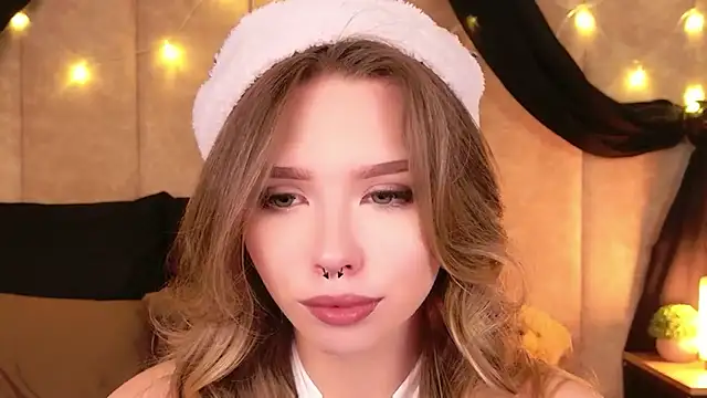 Sierra Fane online show from December 22, 2025, 10:48 am