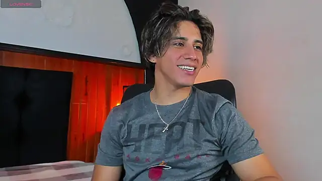 Snapshot of Allex_Cano chatting on September 25, 2025, 10:05 pm Allex Cano online show from September 25, 2025, 10:05 pm