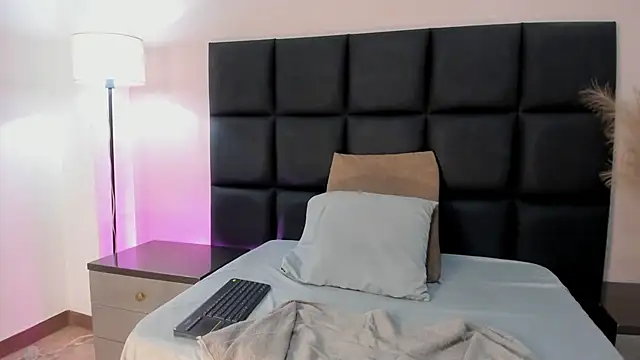 Zamira Taylor online show from March 19, 2026, 12:54 am