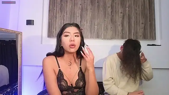 Snapshot of aron_and_paula chatting on October 9, 2025, 4:35 am aron and paula online show from October 9, 2025, 4:35 am