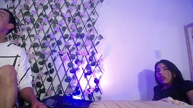 Snapshot of aron_and_paula chatting on March 15, 2025, 8:04 am aron and paula online show from March 15, 2025, 8:04 am