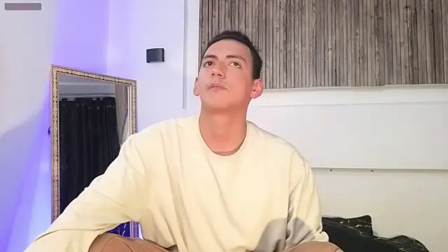 Snapshot of aron_and_paula chatting on October 10, 2025, 5:19 am aron and paula online show from October 10, 2025, 5:19 am