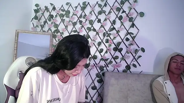 Snapshot of aron_and_paula chatting on February 20, 2025, 4:18 am aron and paula online show from February 20, 2025, 4:18 am