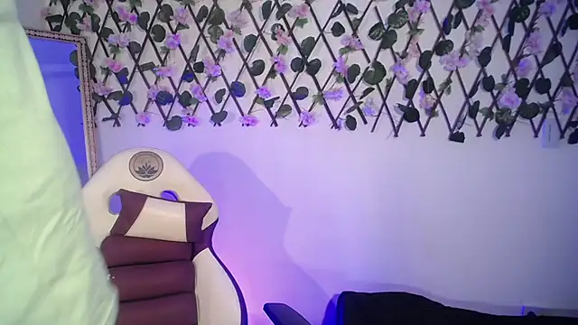 Snapshot of aron_and_paula chatting on March 22, 2025, 3:09 am aron and paula online show from March 22, 2025, 3:09 am