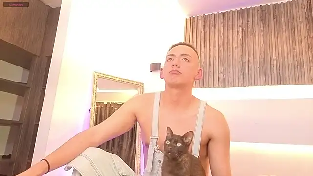 Snapshot of aron_and_paula chatting on October 16, 2025, 2:31 am aron and paula online show from October 16, 2025, 2:31 am