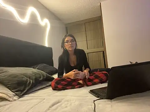 DesireLuxe online show from September 27, 2025, 5:35 am