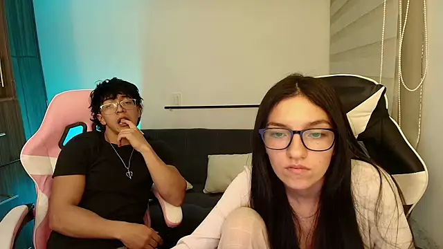 DesireLuxe online show from November 5, 2025, 6:49 am