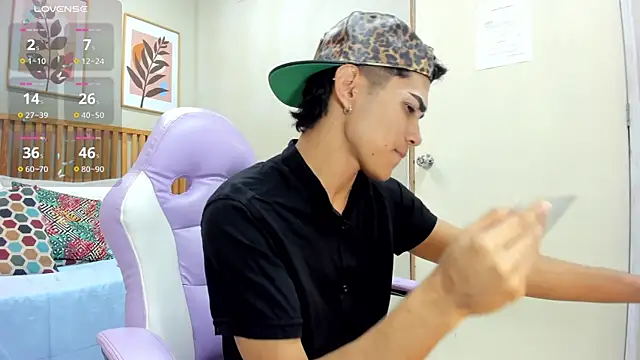 Santiago Johnson  online show from September 15, 2025, 1:33 pm