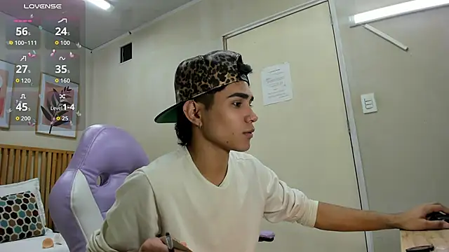 Santiago Johnson  online show from September 16, 2025, 1:23 pm