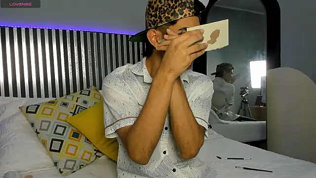 Santiago Johnson  online show from September 13, 2025, 1:22 pm