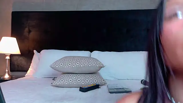 Elektra MIller  online show from October 4, 2025, 11:56 am