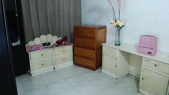 Snapshot of EngelCristaly chatting on October 3, 2025, 7:21 am EngelCristaly online show from October 3, 2025, 7:21 am