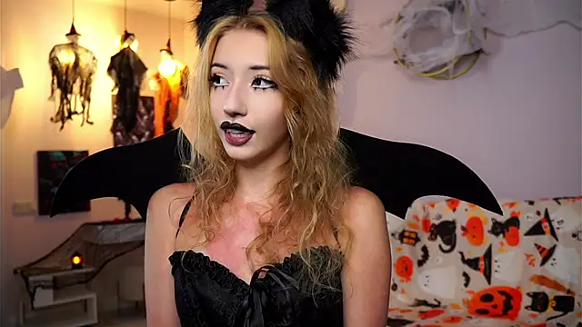 SunnivaCovil online show from October 30, 2025, 2:04 pm