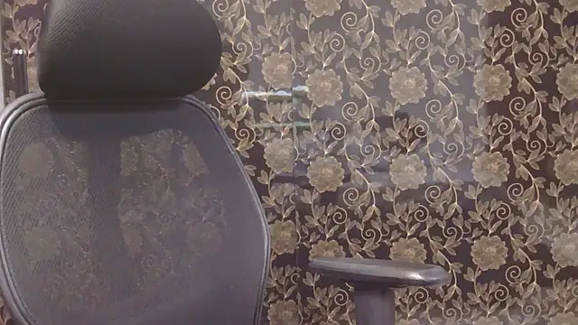 MilkyQueen69 online show from September 18, 2025, 1:58 pm