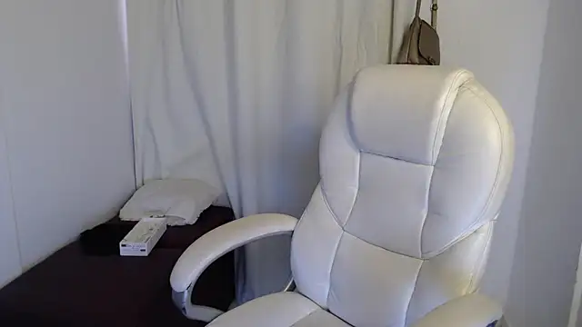 Mature 2025 online show from October 5, 2025, 11:23 am