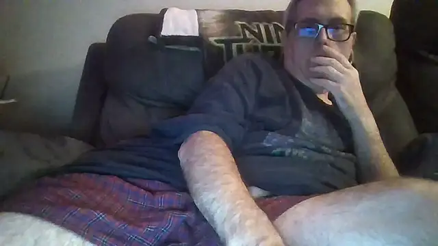 Snapshot of Smallone327 chatting on September 27, 2025, 4:07 am Smallone327 online show from September 27, 2025, 4:07 am