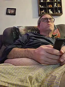 Snapshot of Smallone327 chatting on November 8, 2025, 6:28 am Smallone327 online show from November 8, 2025, 6:28 am