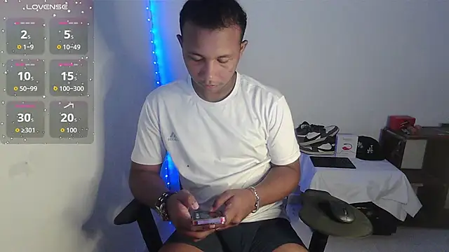 Snapshot of Gooss_cum chatting on October 13, 2025, 3:24 pm Gooss cum online show from October 13, 2025, 3:24 pm