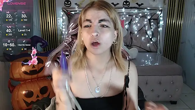 lili conor s online show from October 8, 2025, 4:25 am