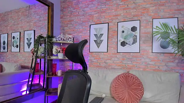 Snapshot of Lucia_Brown_ chatting on October 8, 2025, 4:29 pm Lucia Brown  online show from October 8, 2025, 4:29 pm