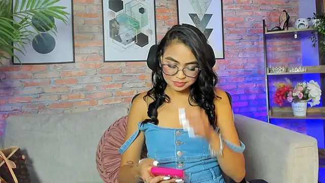 Snapshot of Lucia_Brown_ chatting on September 20, 2025, 9:20 pm Lucia Brown  online show from September 20, 2025, 9:20 pm