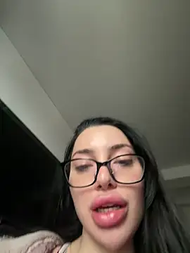 Mia Splash online show from February 7, 2026, 1:19 pm