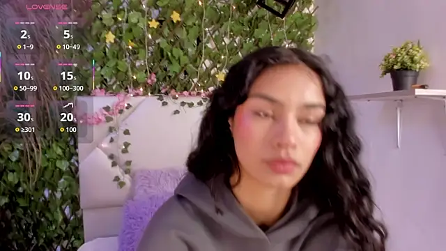 Anniie  Evans online show from December 1, 2025, 3:24 pm