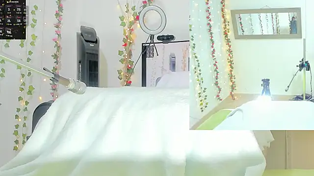 Snapshot of Genesis_Love__ chatting on October 17, 2025, 9:23 am Genesis Love online show from October 17, 2025, 9:23 am