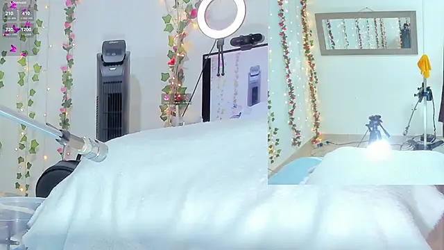 Snapshot of Genesis_Love__ chatting on October 28, 2025, 9:30 am Genesis Love online show from October 28, 2025, 9:30 am