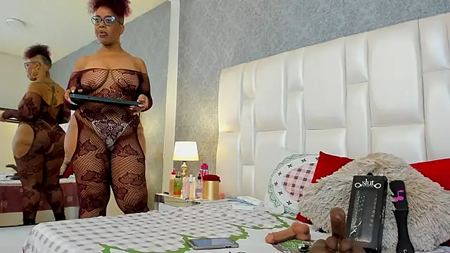 ConnySullivan online show from October 7, 2025, 1:34 pm