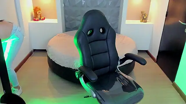 angeline davies online show from October 7, 2025, 4:02 am