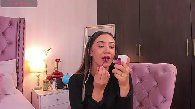 natashaleightt online show from November 14, 2025, 11:30 pm