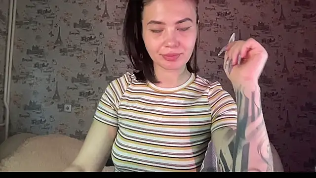 Just Scarlet  online show from September 23, 2025, 10:44 am