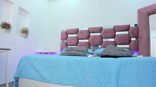 Roxana Karlsson online show from March 21, 2025, 6:07 pm