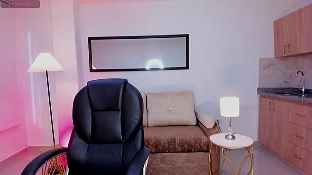 Snapshot of Corina_White chatting on October 25, 2025, 12:17 pm Corina White online show from October 25, 2025, 12:17 pm