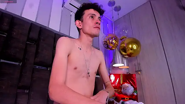 Snapshot of ValentinoMoreti chatting on December 18, 2025, 5:34 am ValentinoMoreti online show from December 18, 2025, 5:34 am