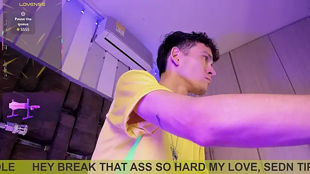 Snapshot of ValentinoMoreti chatting on January 13, 2026, 6:17 am ValentinoMoreti online show from January 13, 2026, 6:17 am