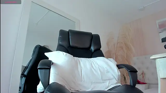 Snapshot of CHANELL_11INCHES chatting on March 21, 2025, 8:29 pm CHANELL 11INCHES online show from March 21, 2025, 8:29 pm