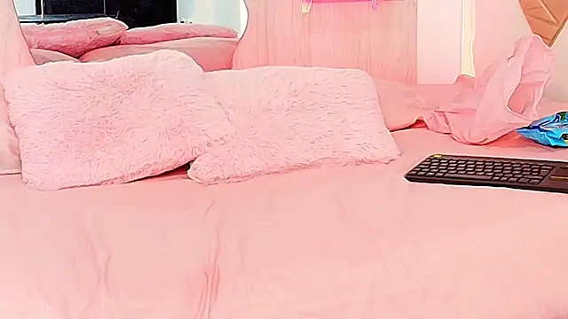 ZaraRousse online show from December 19, 2025, 3:32 am