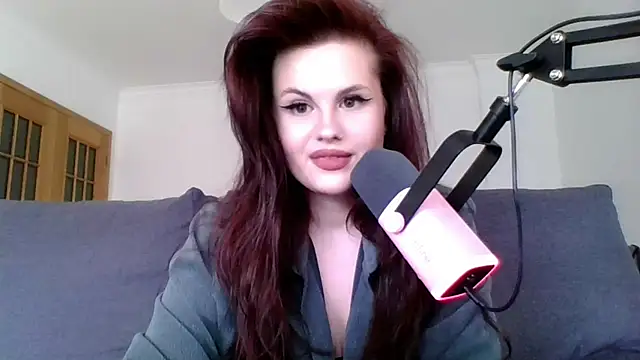 Della Ideal online show from March 9, 2025, 3:05 pm