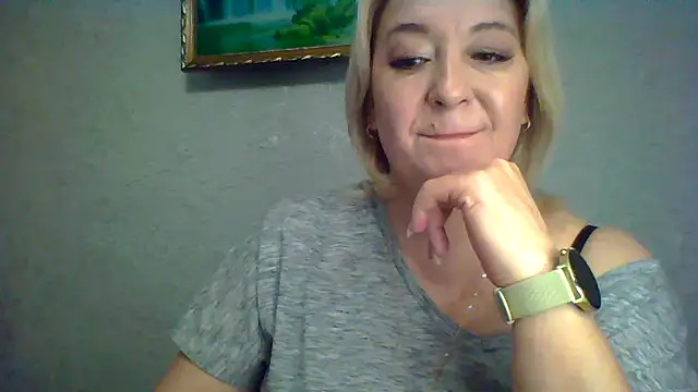 ArielXLoveresss online show from October 5, 2025, 7:10 am